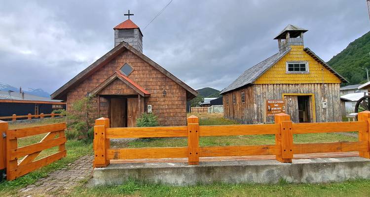 Zwei rustikale Holzgebäude mit einem Zaun.