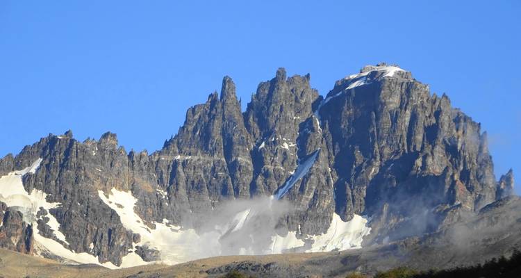 Scharfe Berggipfel mit Schneeflecken.