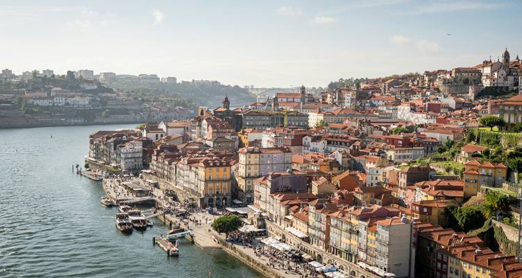 Vue panoramique d'une ville avec une rivière et des bâtiments historiques.