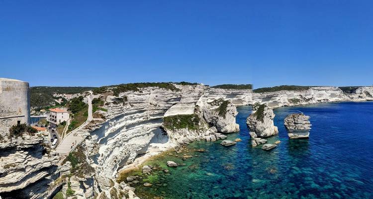 Falaises côtières avec une mer bleue claire.