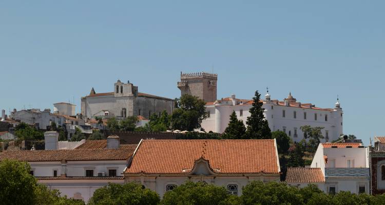 Ville portugaise avec des bâtiments blancs et des toits en terre cuite.