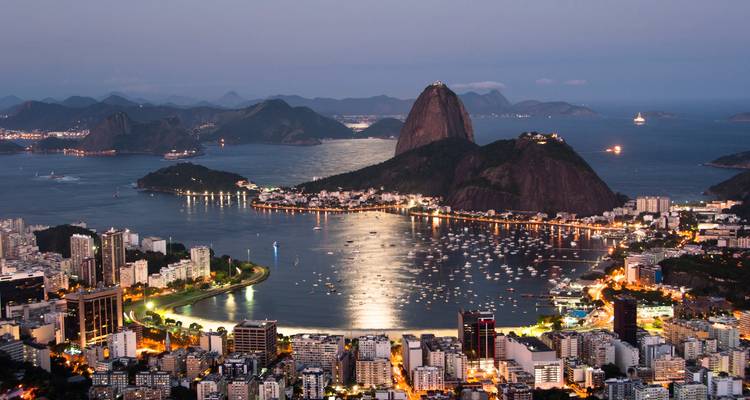 Luchtfoto van Rio de Janeiro bij nacht.