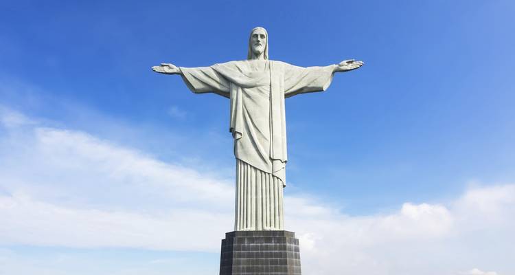 Die Christus-Erlöser-Statue vor einem klaren blauen Himmel in Rio de Janeiro stehend.