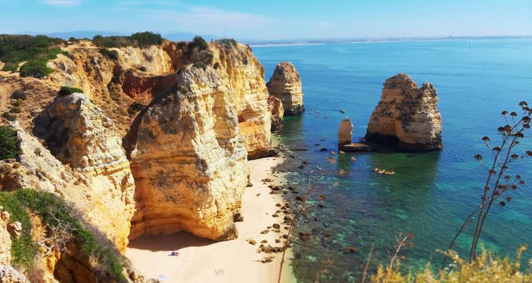 Falaises spectaculaires de Ponta da Piedade aux eaux turquoise.