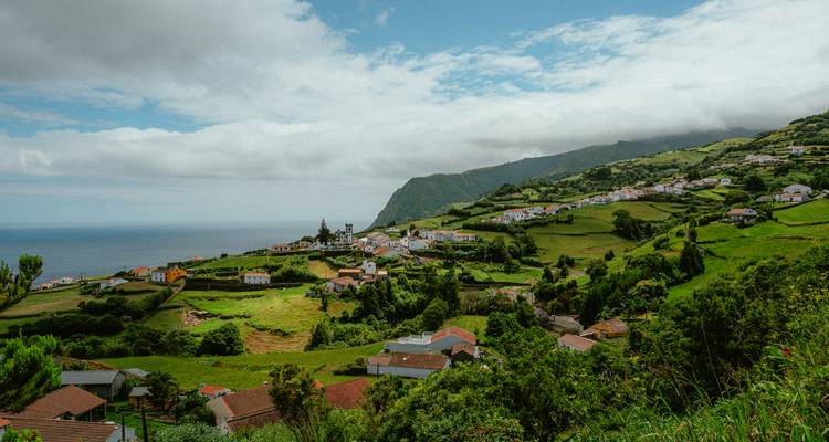 Vue de campagne avec collines ondulantes et village.