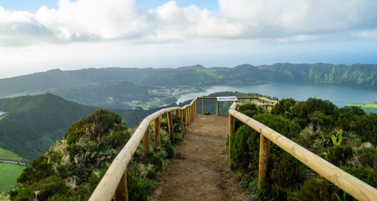 Sentier menant à un point de vue surplombant une caldeira avec de la verdure.