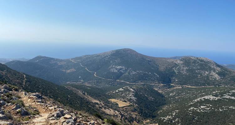 Vue panoramique d'un terrain montagneux menant à la mer.