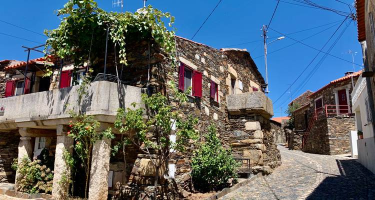 Charmantes Dorf mit Kopfsteinpflasterstraßen und Steingebäuden.