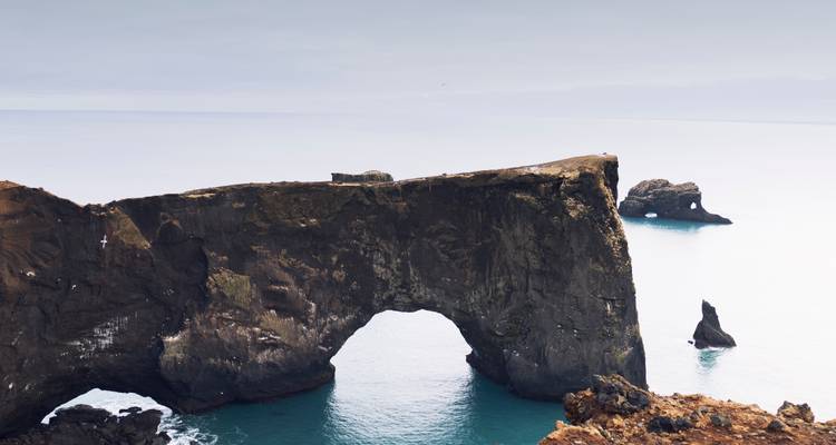 Dyrhólaey Felsbogen mit Meerkulisse.