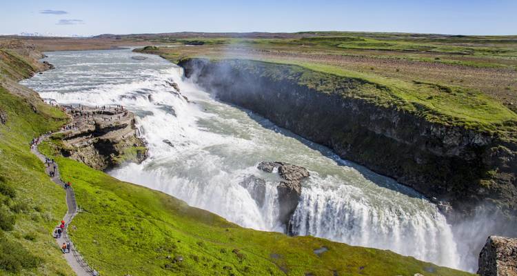 Cascade de Gullfoss avec des touristes sur la plateforme d'observation.
