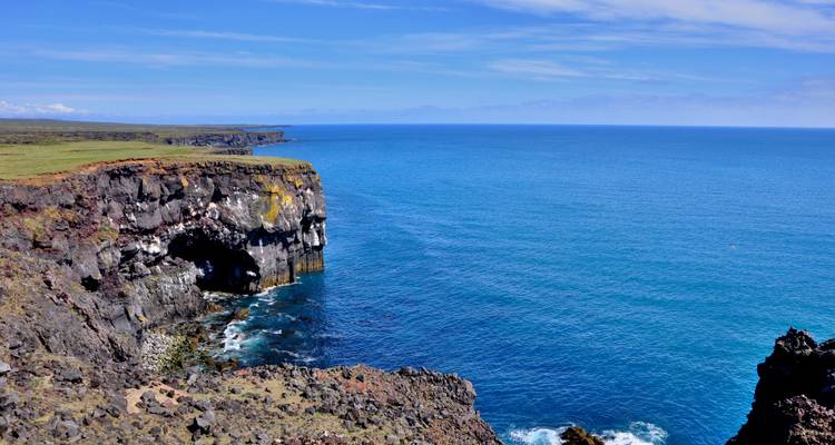 Dramatische Klippe und Meeresblick unter einem klaren blauen Himmel.