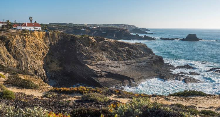 Falaises et océan par une journée ensoleillée.