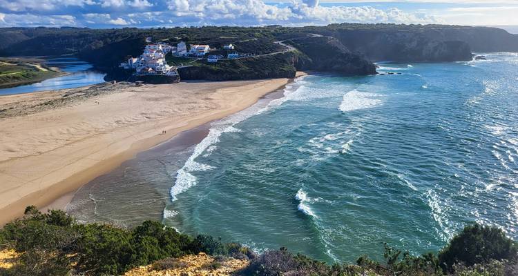 Vue aérienne d'une plage de sable et du littoral.