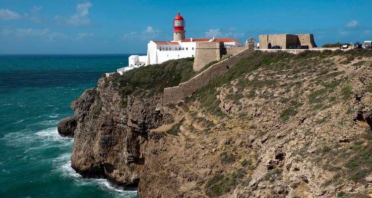 Phare et falaises surplombant l'océan.