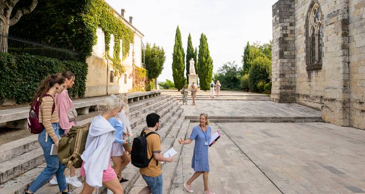 Groupe de personnes visitant une ancienne structure européenne.