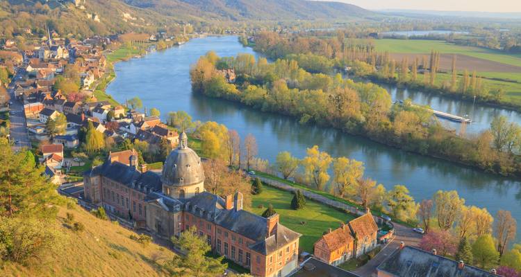 Vue aérienne d'une rivière qui traverse une ville pittoresque.