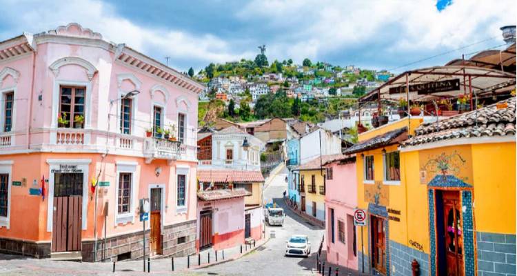 Une scène de rue vibrante et colorée d'une ville historique avec une colline en arrière-plan.