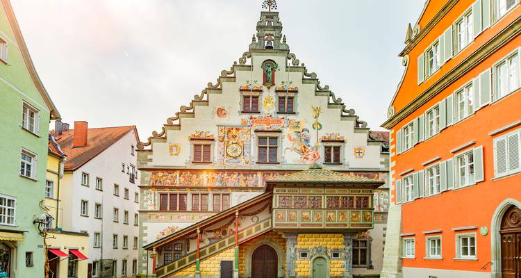 Bâtiment historique coloré avec un art de façade complexe.