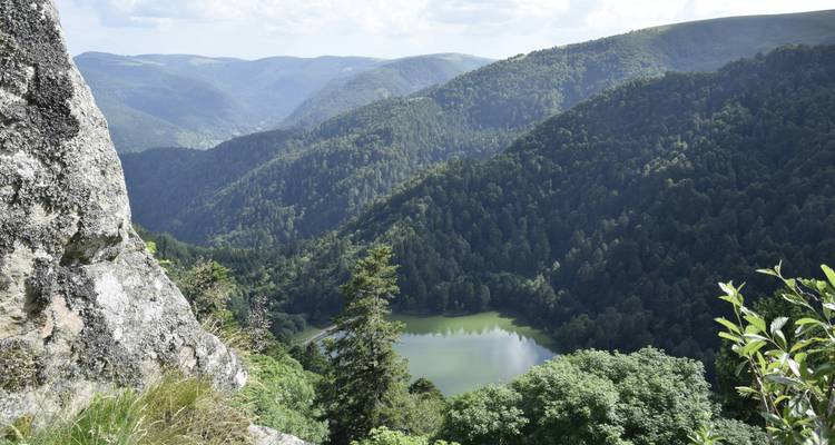 Bergachtig landschap met een serene meer genesteld tussen heuvels.