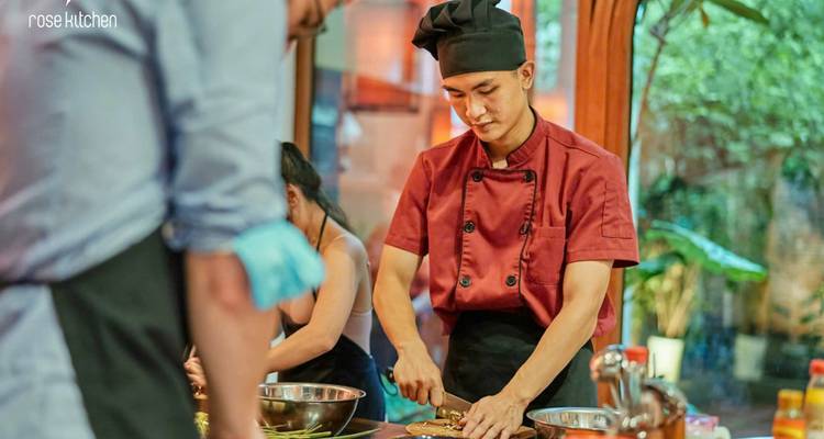 Chef préparant de la nourriture dans une cuisine.