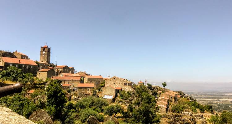 Panoramablick auf ein historisches Bergdorf.