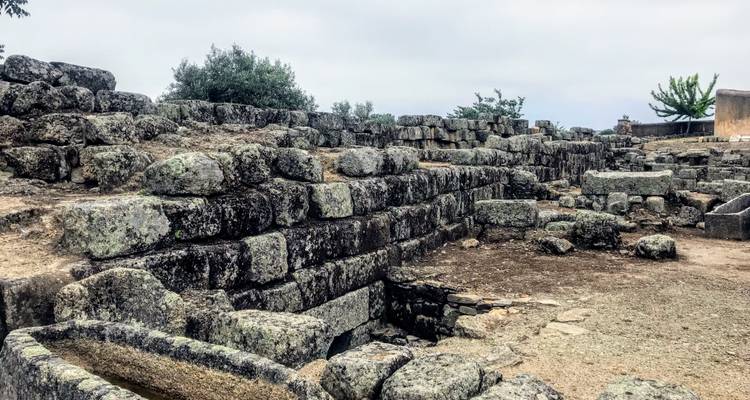 Ruinen einer alten Steinstruktur.