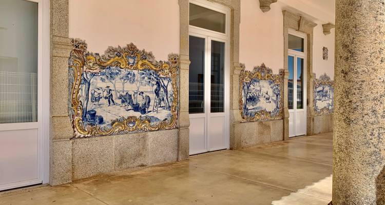 Œuvre d'art en carreaux sur le mur d'un bâtiment.