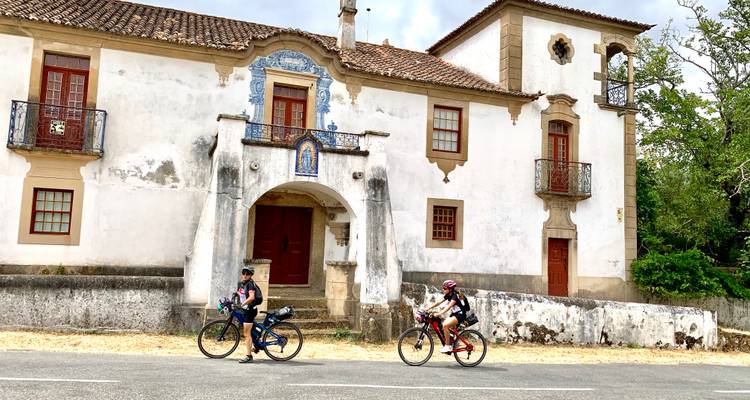 Cyclistes près d'un vieux bâtiment avec des tuiles.