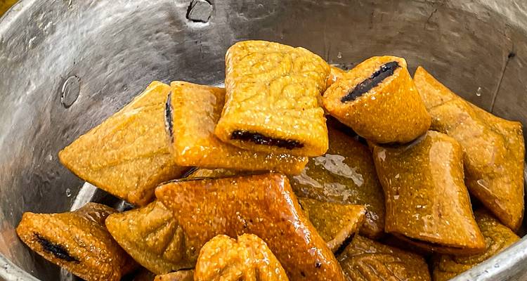 Pâtisseries traditionnelles présentées dans un bol.