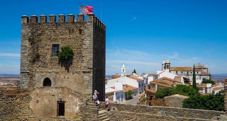 Tour de pierre historique et bâtiments à Monsaraz, Portugal.