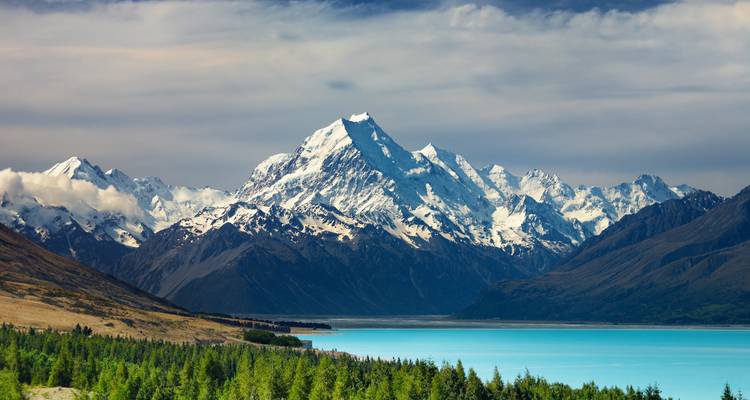Le mont Cook au-dessus d'un lac bleu avec un ciel dégagé.