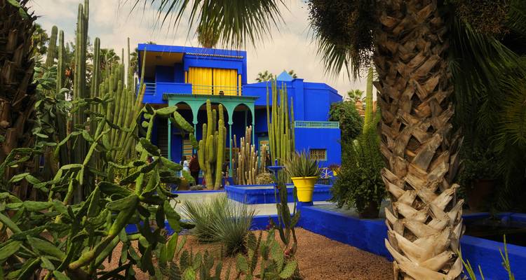 Majorelle-Garten-Haus in Marrakesch, umgeben von Kakteen und Palmen.