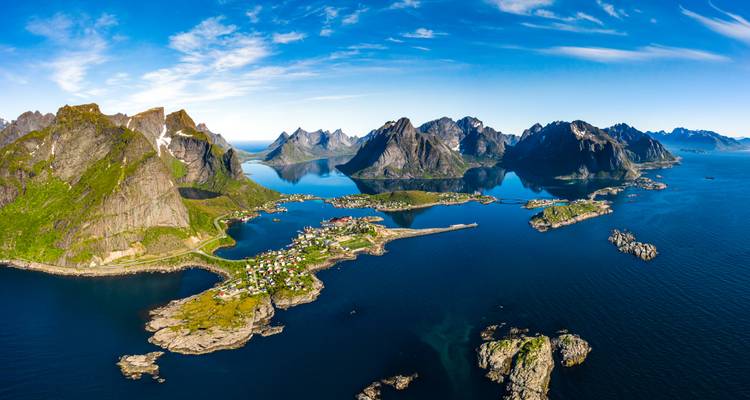 Luftaufnahme der Lofoten-Inseln und Berglandschaft.