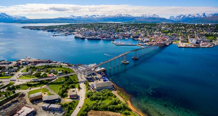 Luftaufnahme von Tromsø mit Brücke und Bergen.