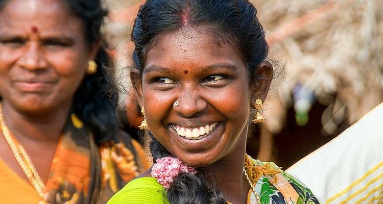 Femme souriante vêtue d'un costume traditionnel.