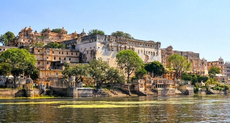 Palais historique sur le front de mer à Udaipur.
