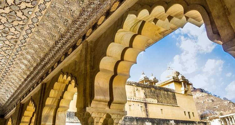 Architecture complexe avec arches et vue sur le Fort d'Amber.