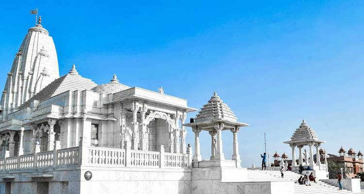 Temple en marbre blanc avec des sculptures complexes.