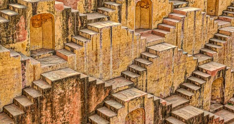 Architecture colorée et complexe de puits à degrés.