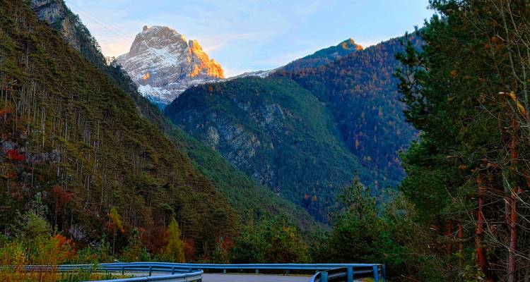 Berglandschap met door de zon beschenen toppen.