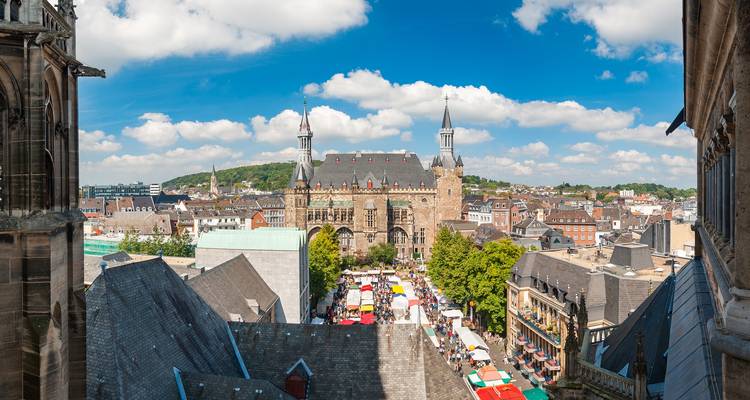 Marktplein met gebouwen en verkopers, luchtfoto van Aken.