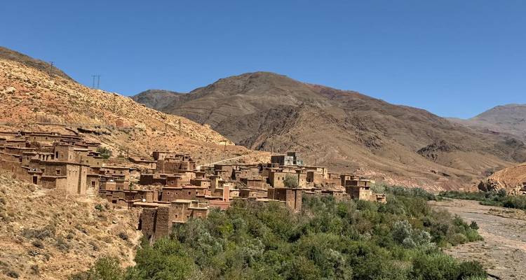 Village berbère traditionnel dans un paysage montagneux.