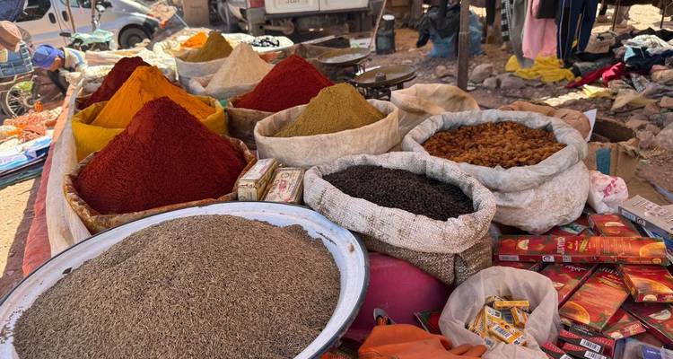 Épices et marchandises dans un marché marocain.