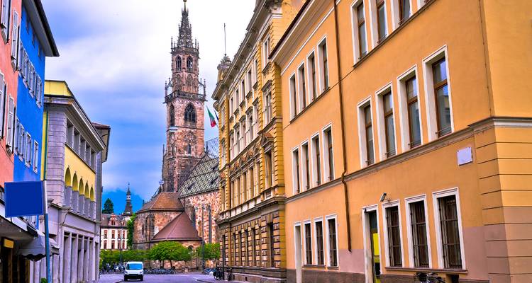 Vista de la calle de una ciudad con arquitectura histórica.