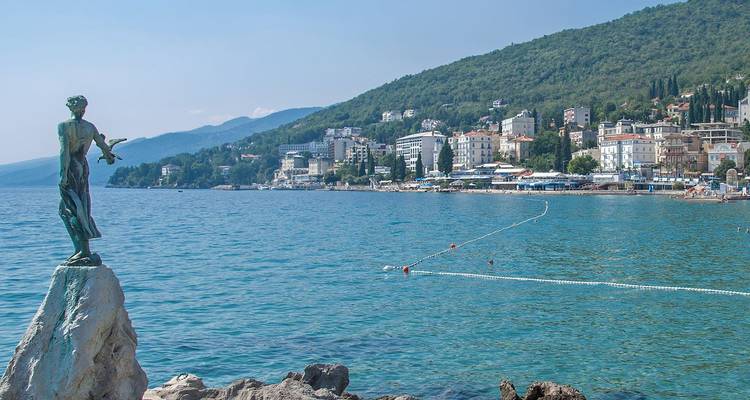 La Estatua de la Doncella con la Gaviota vigila el Adriático en Opatija.