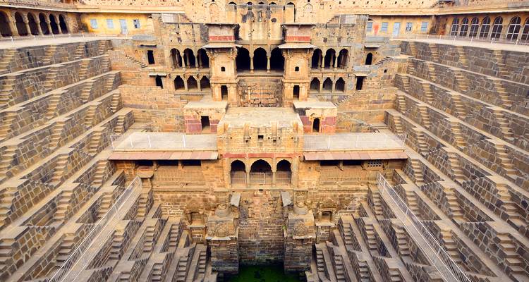 Puits à degrés avec sculptures et architecture complexes.
