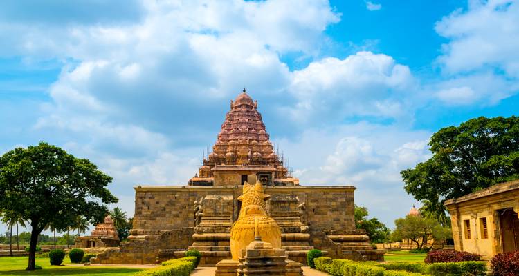 Temple à l'architecture indienne traditionnelle et une statue de lion.
