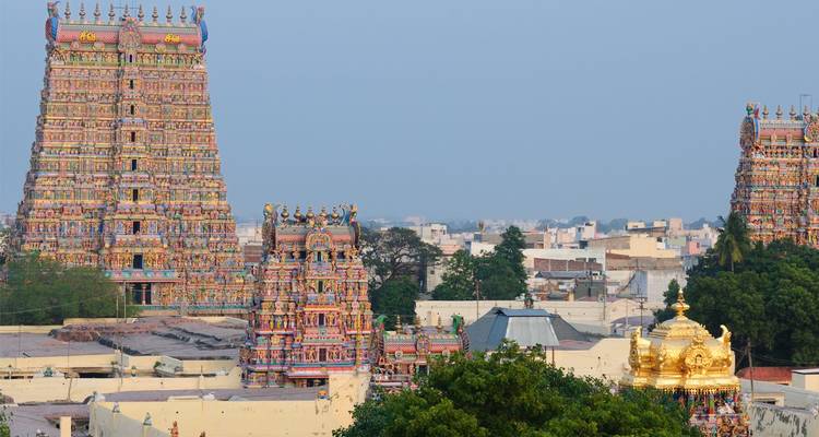 Les tours de gopuram à plusieurs étages du temple du sud de l'Inde s'élèvent vivement au-dessus de la ville.