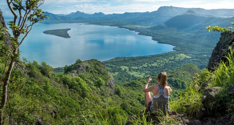 Point de vue panoramique sur un vaste lac entouré de collines.