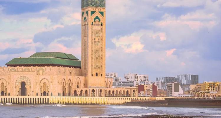 Hassan II-moskee langs de kustlijn.